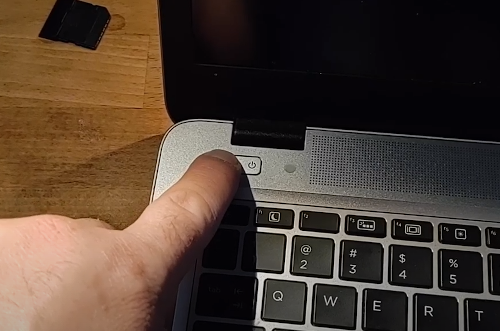 HP EliteBook 840 G3 Laptop Won't Power On - Fix - button push
